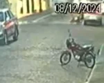 VÍDEO: Acidente entre moto e carro deixa motociclista gravemente ferido em Itapecerica