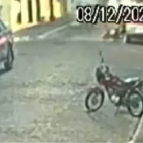V&Iacute;DEO: Acidente entre moto e carro deixa motociclista gravemente ferido em Itapecerica
