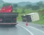 Caminhão tomba na BR-494, entre Oliveira e Carmo da Mata