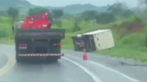 Caminh&atilde;o tomba na BR-494, entre Oliveira e Carmo da Mata