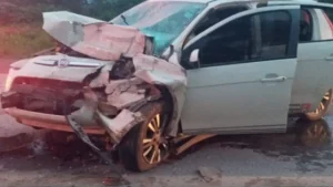 Arcos: Acidente entre carro e caminh&atilde;o guincho deixa tr&ecirc;s feridos
