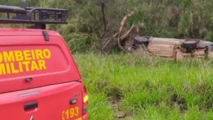 Capotamento de carro &eacute; registrado na MG-431 em Ita&uacute;na