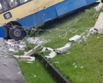 VÍDEO: Câmera registra momento que ônibus atinge condomínio em Divinópolis