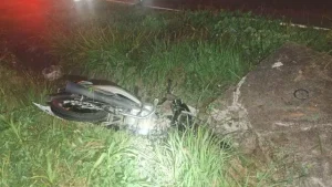 Nova Serrana: Mulher morre ao bater moto em placa na BR-262