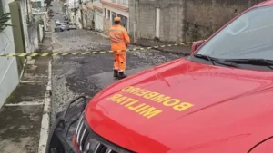 Formiga: Bombeiros s&atilde;o acionados para ocorr&ecirc;ncia de risco de desabamento em via p&uacute;blica