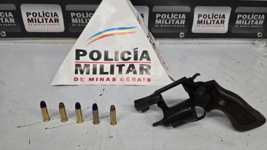 Baile funk em Divin&oacute;polis termina com dois presos por posse ilegal de arma e dire&ccedil;&atilde;o perigosa