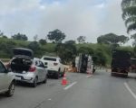 Caminhão carregado com batatas tomba na BR-381, em Oliveira; motorista fica ferido