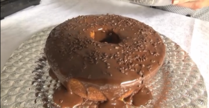 Bom Apetite: aprenda a fazer bolo de cenoura com cobertura de chocolate