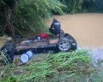 Casal e criança de 9 anos morrem após carro cair em açude na BR-381, em Oliveira