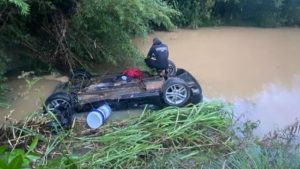 Casal e crian&ccedil;a de 9 anos morrem ap&oacute;s carro cair em a&ccedil;ude na BR-381, em Oliveira