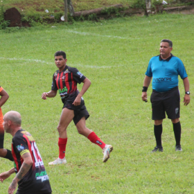 Torneio do Choro: Juiz decidiu dar fim ao jogo com… um chute na bola!