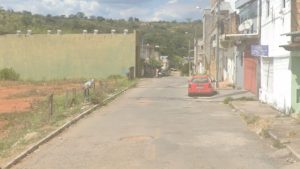 Homem sai para comprar drogas e &eacute; baleado e agredido a pauladas em Nova Serrana