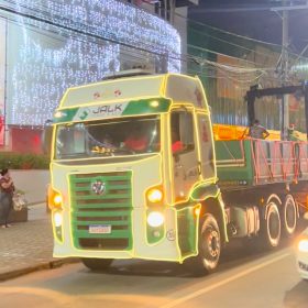 Espírito natalino encanta Divinópolis com carreata do Papai Noel promovida pela JALK