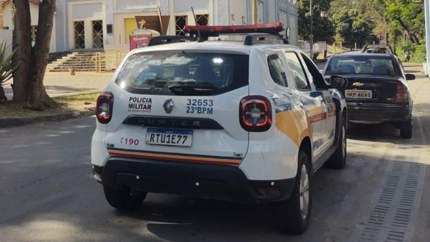 Um homem de 52 anos foi preso na tarde deste domingo (15), no bairro Niter&oacute;i, em Divin&oacute;polis, acusado de roubo contra um idoso de 62 anos. O crime aconteceu na avenida