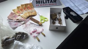 M&atilde;e e filho s&atilde;o presos por tr&aacute;fico de drogas em Carmo do Cajuru