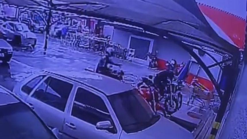 Moto &eacute; furtada em estacionamento de supermercado em Divin&oacute;polis