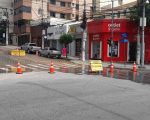 Obra da Copasa interdita rua Rio de Janeiro, em Divinópolis