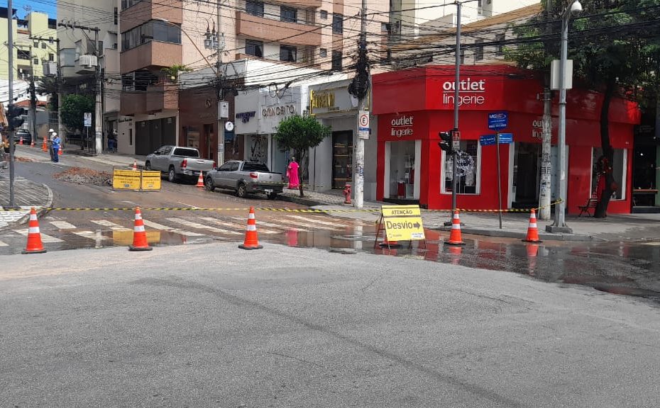 Obra da Copasa interdita rua Rio de Janeiro, em Divinópolis