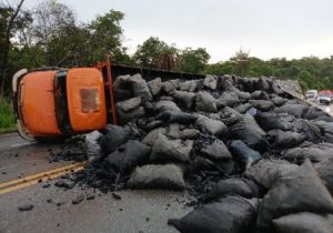 Caminh&atilde;o com carv&atilde;o bate em carro e tomba, na BR-494 em Nova Serrana
