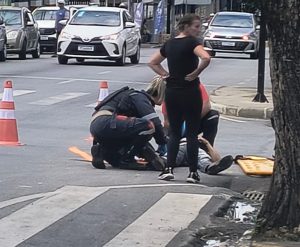 Acidente entre duas motos deixa ferido na Avenida Paraná