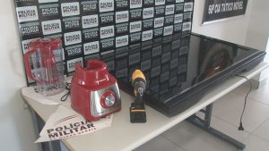 Casal furta casa em Nova Serrana e &eacute; contido por populares at&eacute; a chegada da PM; veja v&iacute;deo