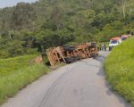 Carreta tomba na MG-431 em Pará de Minas