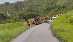 Carreta tomba na MG-431 em Par&aacute; de Minas