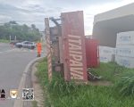 Carro bate em caminhão e deixa homem ferido, na MG-050 em Formiga