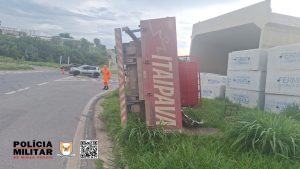 Carro bate em caminh&atilde;o e deixa homem ferido, na MG-050 em Formiga