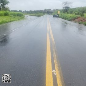 Condutor perde o controle e capota na BR-354 em Formiga