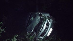 Carro cai em abismo na MG-050 em Pedra do Indai&aacute;