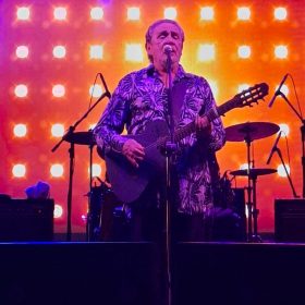 Veja fotos e vídeos de show de Zé Ramalho em Divinópolis