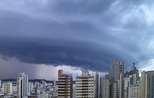 Clima&nbsp;ao&nbsp;vivo: Temporal, raios e granizo em Divin&oacute;polis, nesta segunda (16)