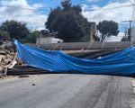 Caminhão atinge casa, fecha rua e deixa feridos em Divinópolis