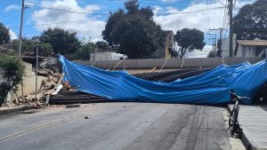 Caminh&atilde;o atinge casa, fecha rua e deixa feridos em Divin&oacute;polis