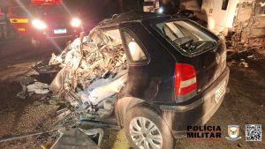 Motorista morre ap&oacute;s invadir contram&atilde;o e bater em caminh&atilde;o, na MG-050 em Ita&uacute;na