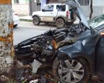 Carro atinge árvore na 7 de Setembro com JK em Divinópolis