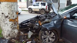 Carro atinge &aacute;rvore na 7 de Setembro com JK em Divin&oacute;polis