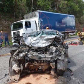 Três homens morrem em grave acidente entre carro e caminhão, na MG-050 em Pedra do Indaiá