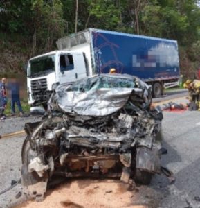Tr&ecirc;s homens morrem em grave acidente entre carro e caminh&atilde;o, na MG-050 em Pedra do Indai&aacute;