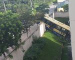 Ônibus perde o controle e invade condomínio, no bairro Marajó em Divinópolis; veja vídeo