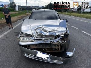 Sem CNH, motorista bate em traseira e deixa adolescente ferida em Divin&oacute;polis