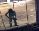 Divinópolis: homem arromba loja do Cruzeiro na noite de Natal; veja vídeo