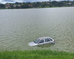 Carro cai na lagoa da Pampulha após motorista passar mal, em BH