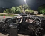 Carro de luxo capota e fica destruído na MG-10, na Grande BH