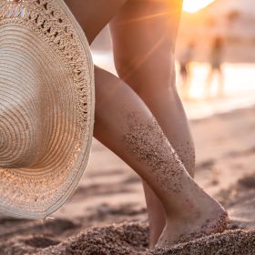 Principal destino dos brasileiros nas férias, areia das praias pode trazer problemas à saúde