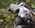Grande BH: Dois carros batem e caem em barranco na BR-040