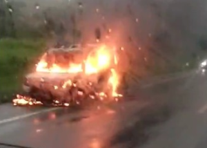 Ambul&acirc;ncia pega fogo na MG-050 em S&atilde;o Sebasti&atilde;o do Oeste