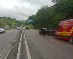 Carro capota próximo a pedágio na MG-050 em Itaúna