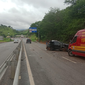 Carro capota pr&oacute;ximo a ped&aacute;gio na MG-050 em Ita&uacute;na